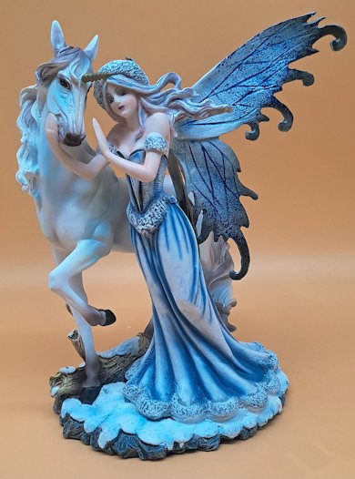 Eisfee mit Einhorn