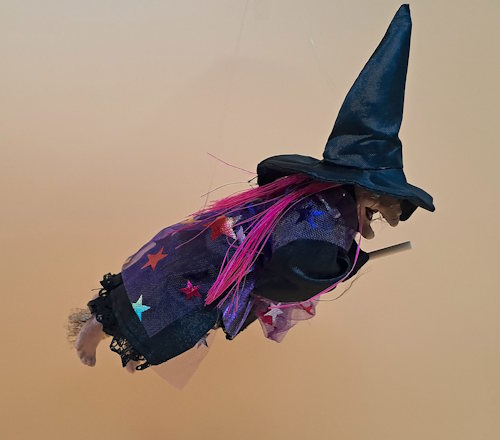 Hexenfigur schwarz mit Hut